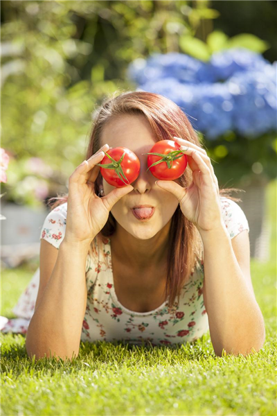 Frau mit Tomate