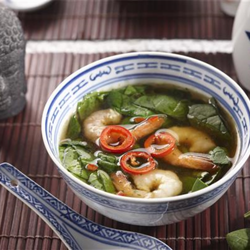 Spinatsuppe mit Garnelen